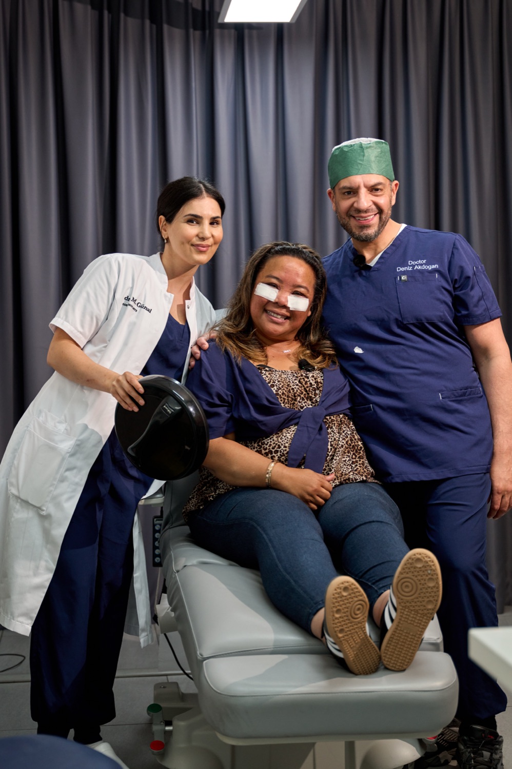 Dr. Deniz Akdogan met team en patiënt - Doctor Den